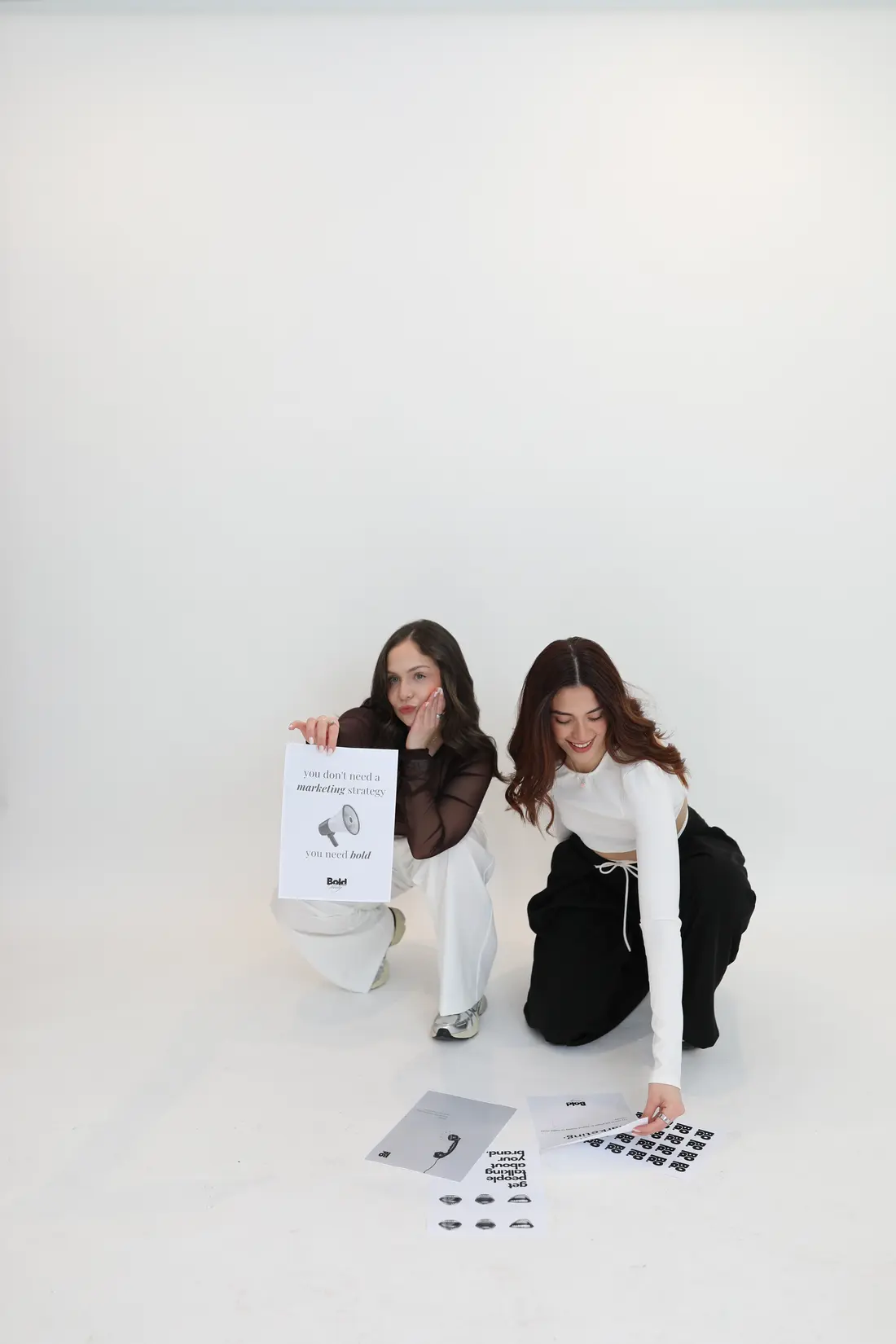 Cartelería de la campaña de lanzamiento de The Bold Society